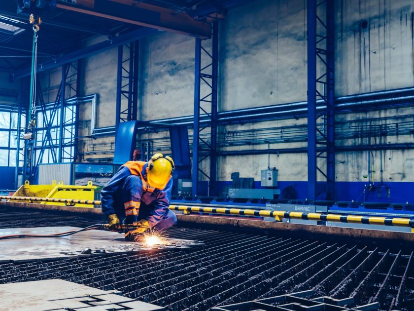 worker-cutting-metal